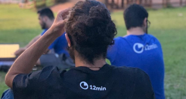 jovem vestindo camiseta da 12min