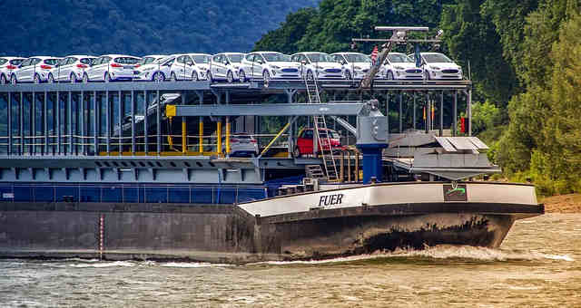 Barco com carros para exportação