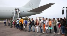 Refugiados venezuelanos entram em avião