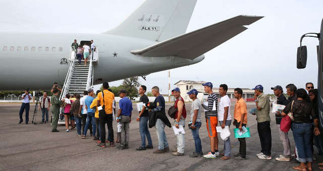 Refugiados venezuelanos entram em avião