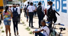 Alunos saindo de escola na Estrutural, no Distrito Federal