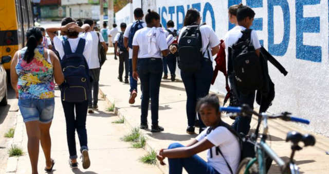 Alunos saindo de escola na Estrutural, no Distrito Federal