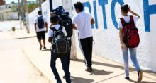 Alunos saindo de escola na Estrutural, no Distrito Federal