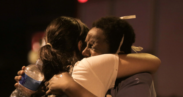 Mulheres em frente ao Hospital Badim, no Rio de Janeiro