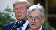 Presidente dos EUA, Donald Trump, observa o chairman do Fed, Jerome Powell, durante pronunciamento na Casa Branca