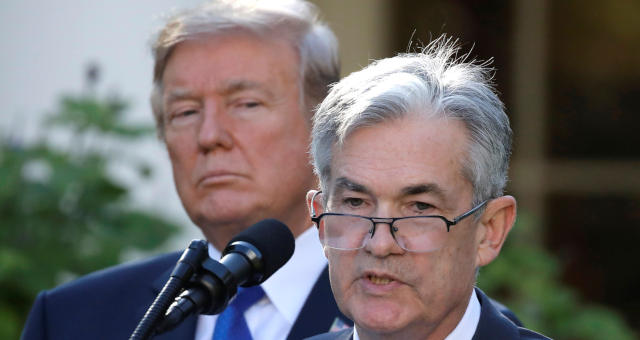 Presidente dos EUA, Donald Trump, observa o chairman do Fed, Jerome Powell, durante pronunciamento na Casa Branca