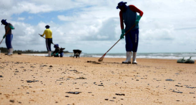 Óleo na praia