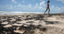 Petróleo é visto na praia Sítio do Conde, em Conde, na Bahia