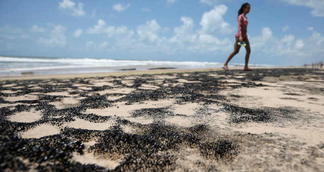 Petróleo é visto na praia Sítio do Conde, em Conde, na Bahia