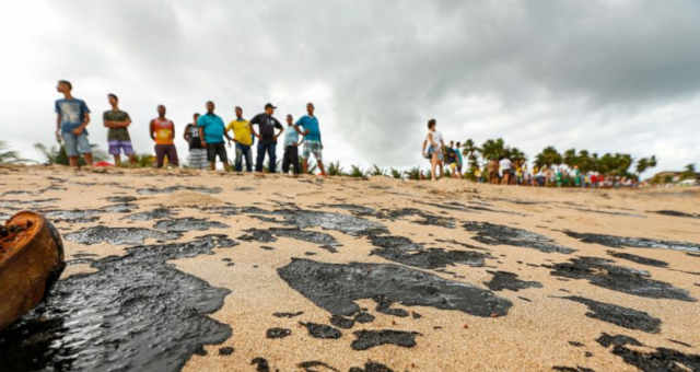 Petróleo praias nordeste