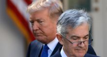 Presidente dos EUA, Donald Trump, acompanhado pelo chairman do Fed, Jerome Powell, em Washington