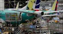 Montagem de um 737 Max na fábrica da Boeing em Renton, Washington (EUA)