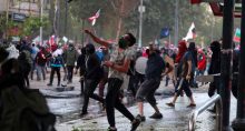 Manifestantes protestam contra o governo chileno em Santiago