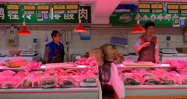 Venda de carne suína em mercado em Pequim, China