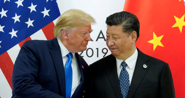 O presidente dos EUA, Donald Trump, se encontra com o presidente da China, Xi Jinping,