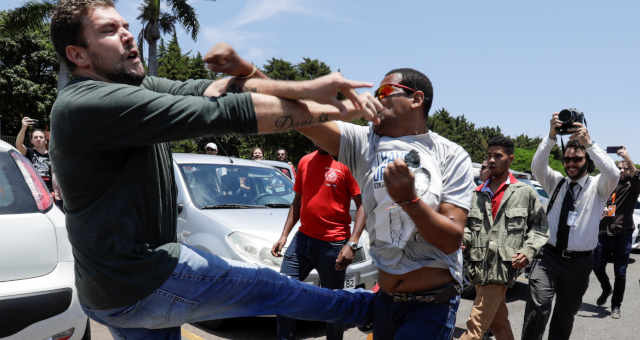 Apoiador do presidente venezuelano, Nicolás Maduro, briga com apoiador do líder de oposição da Venezuela, Juan Guaidó, do lado de fora da embaixada venezuelana em Brasília