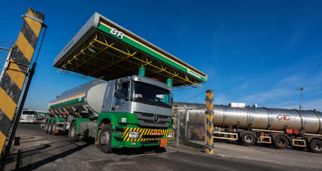 Caminhão-tanque deixa refinaria da Petrobras em Canoas (RS)