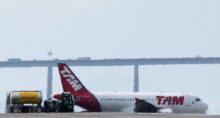 Caminhão-tanque próximo a avião no aeroporto Santos Dumont, Rio de Janeiro