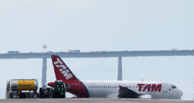 Caminhão-tanque próximo a avião no aeroporto Santos Dumont, Rio de Janeiro