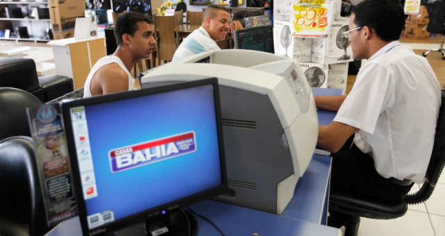 Clientes em loja das Casas Bahia, que faz parte da Via Varejo