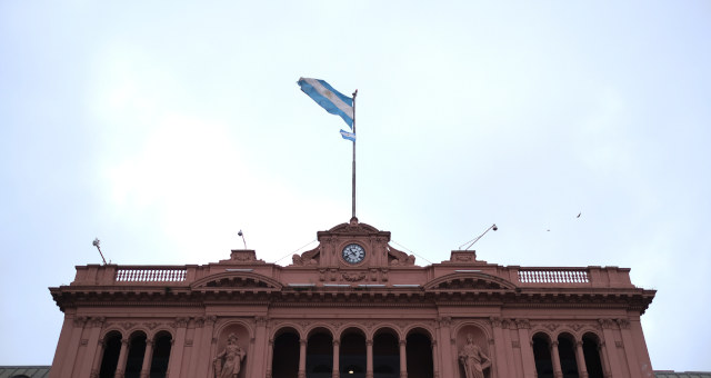 Bandeira argentina no topo da Casa Rosada, em Buenos Aires