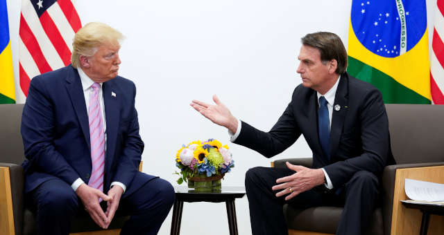 Presidente Jair Bolsonaro conversa com presidente dos EUA, Donald Trump, em Osaka