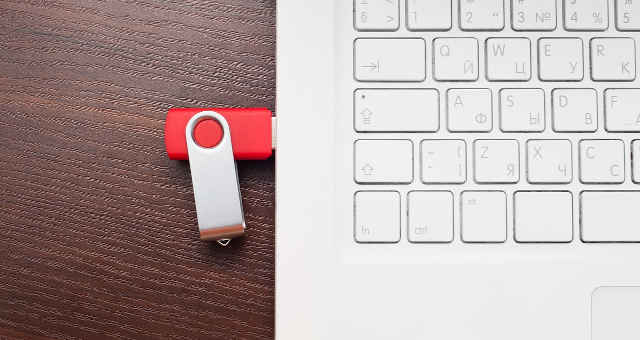 computador pen drive armazenamento