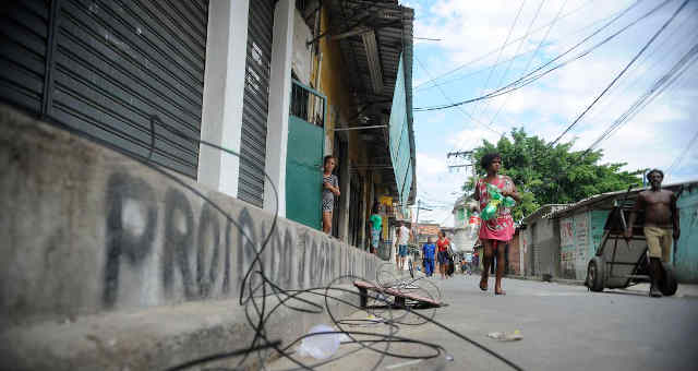 Rio de Janeiro - Moradores da Favela do Mandela, onde contêineres da Unidade de Polícia Pacificadora (UPP) foram queimados ontem (20) à noite, acompanham o trabalho de limpeza do entorno (Tânia Rêgo/Agência Brasil)