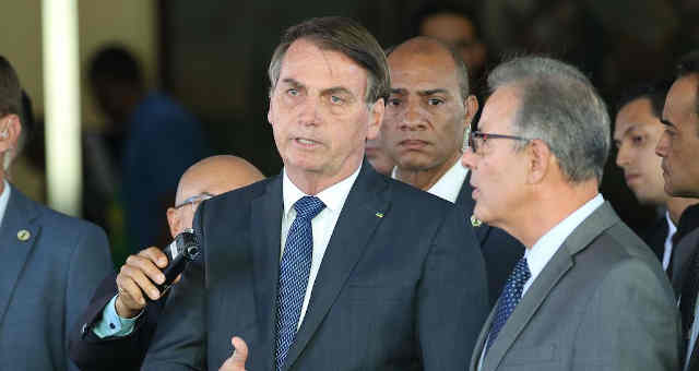 O preisidente Jair Bolsonaro, e o ministro de Minas e Energia, Bento Albuquerque, falam à imprensa após reunião no ministerio de Minas e Energia