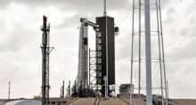 SpaceX Crew Dragon no topo de um foguete auxiliar Falcon 9