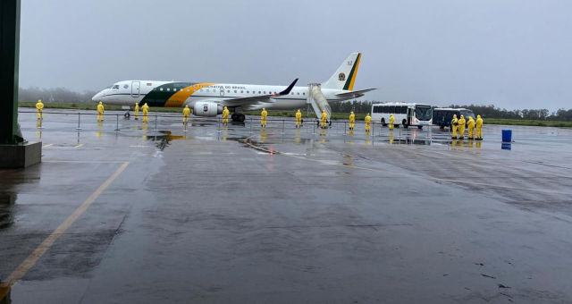 Brasileiros resgatados na China chegam à Base Aérea de Anápolis (GO)