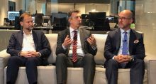 Fredrik Sjöblom, Lars-Göran Larsson e Carlos Patiño, representantes da Nasdaq Market Technology