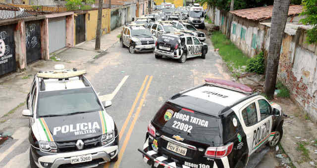 Viaturas da Polícia Militar do Ceará em frente a batalhão durante greve de policiais em Fortaleza