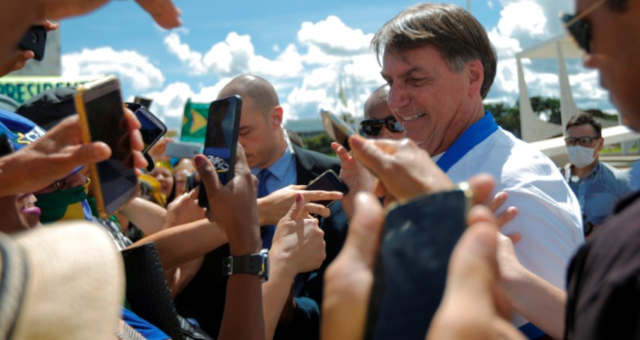 Presidente Jair Bolsonaro cumprimenta apoiadores no Palácio do Planalto