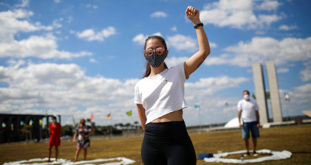 Manifestantes participam de protesto contra o presidente Jair Bolsonaro