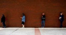 Pessoas em fila para pedido de auxílio-desemprego em Fort Smith, Arkansas (EUA) 06/04/2020