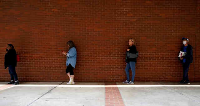 Pessoas em fila para pedido de auxílio-desemprego em Fort Smith, Arkansas (EUA) 06/04/2020