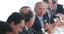 O ministro da Economia, Paulo Guedes e o presidente da República, Jair Bolsonaro, durante reunião com o Ministro-Chefe da Secretaria de Governo da Presidência da República, Luiz Eduardo Ramos e Parlamentares.