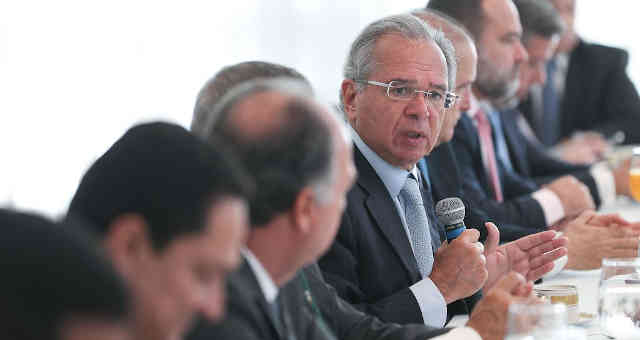 O ministro da Economia, Paulo Guedes e o presidente da República, Jair Bolsonaro, durante reunião com o Ministro-Chefe da Secretaria de Governo da Presidência da República, Luiz Eduardo Ramos e Parlamentares.