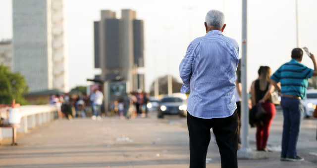 Idosos na região central de Brasília.