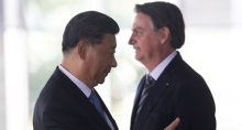 Bolsonaro e o presidente chinês, Xi Jinping, se cumprimentam em Brasília, em cúpula do Brics em 2019