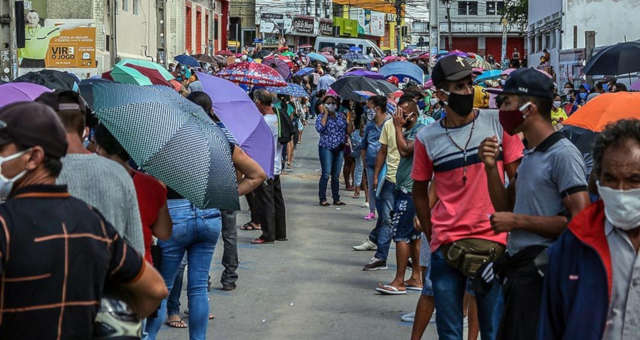 Auxílio Emergencial Fila Multidão