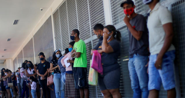 Auxílio Emergencial Desemprego Multidão Filas