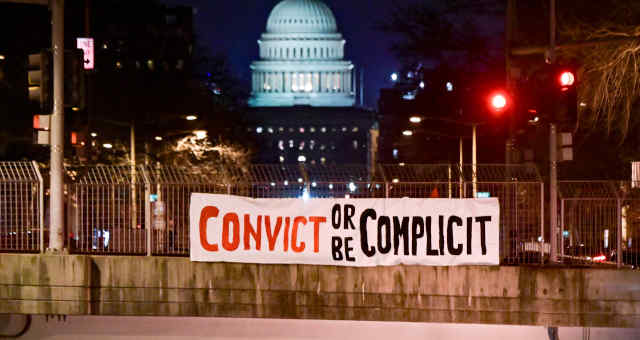 Faixa de protesto contra o ex-presidente dos EUA Donald Trump em frente ao prédio do Congresso dos EUA