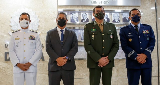 Almir Garnier, do Exército, general Paulo Sergio Nogueira de Oliveira, e da Força Aérea, brigadeiro Carlos de Almeida Baptista Junior