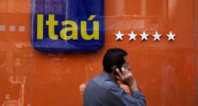 Homem passa em frente a agência do Itaú Unibanco, no Rio de Janeiro