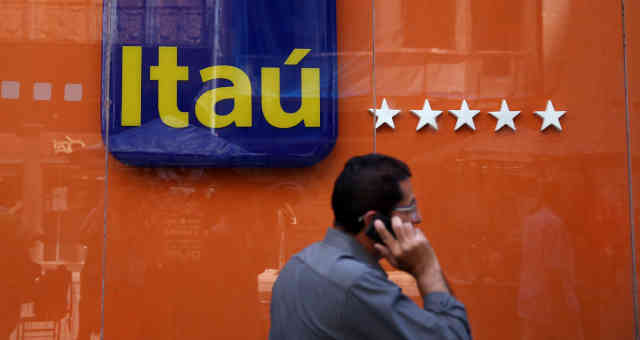 Homem passa em frente a agência do Itaú Unibanco, no Rio de Janeiro