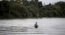 Pescador em hidrelétrica