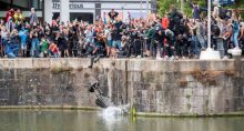 Estátua de Edward Colston é jogada no mar em Bristol, no Reino Unido