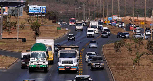 Trânsito, tráfego, carros, veículos